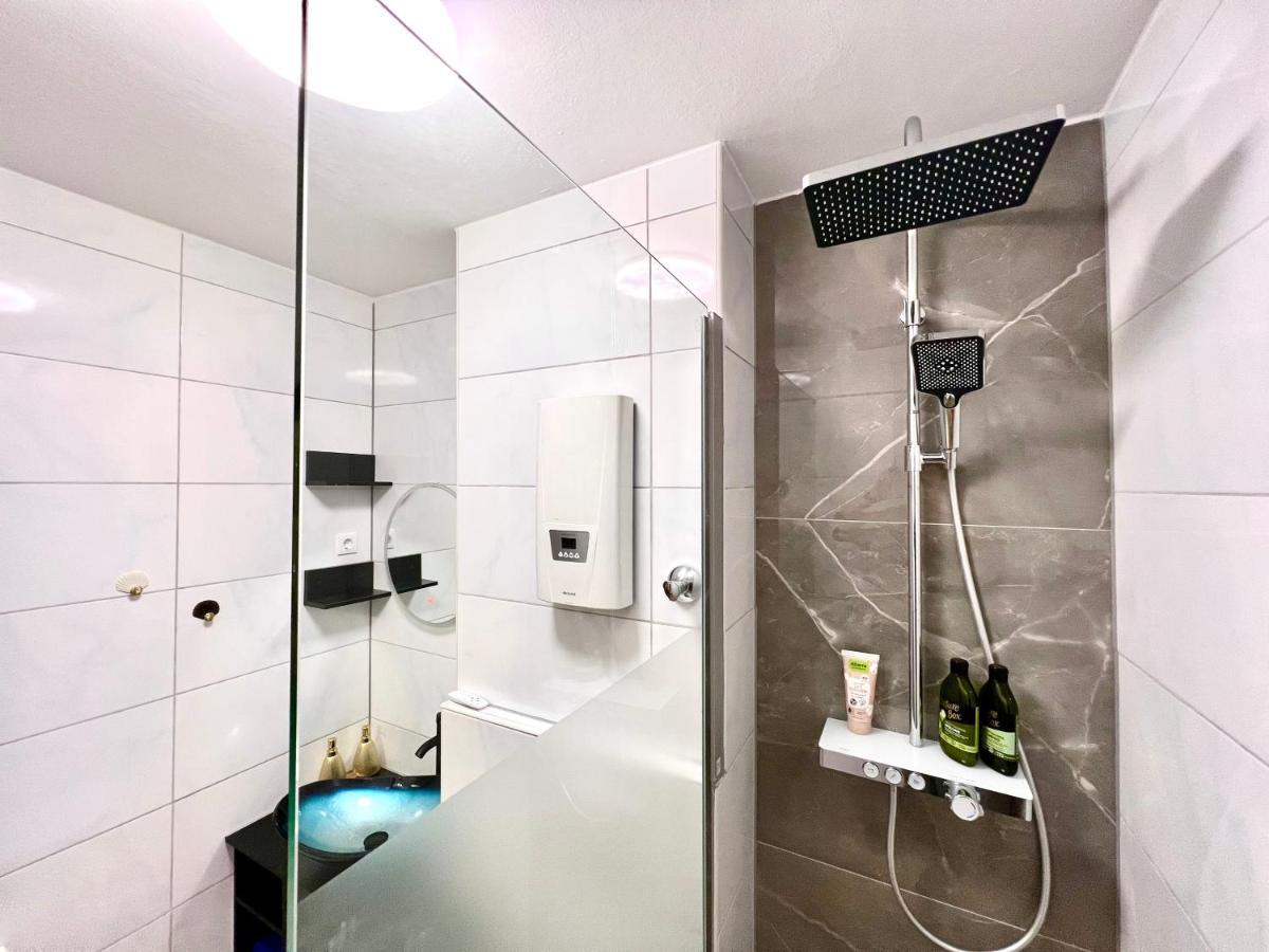 Apartment Stylish, Cozy & Quiet With One And Half In District 1